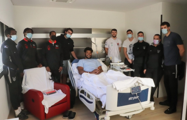 La plantilla del Covirán ha visitado a Cristiano Felicio (FUNDACIÓN CB GRANADA) 