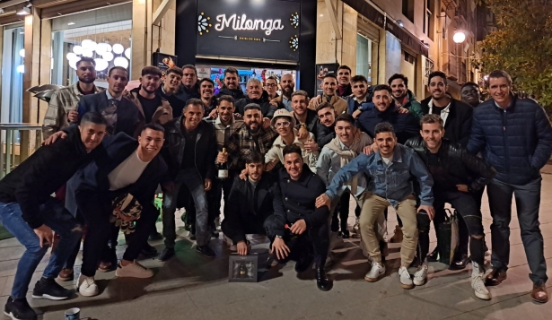 Jugadores, cuerpo técnico y directiva del Arenas posan en la cena navideña del primer equipo (ARENAS DE ARMILLA)
