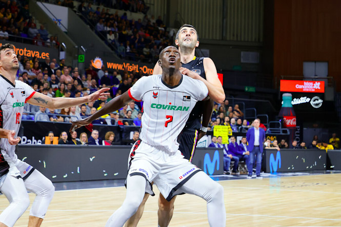 Petit Niang cierra el rebote ante Shermadini (ACB PHOTOS / E. COBOS)