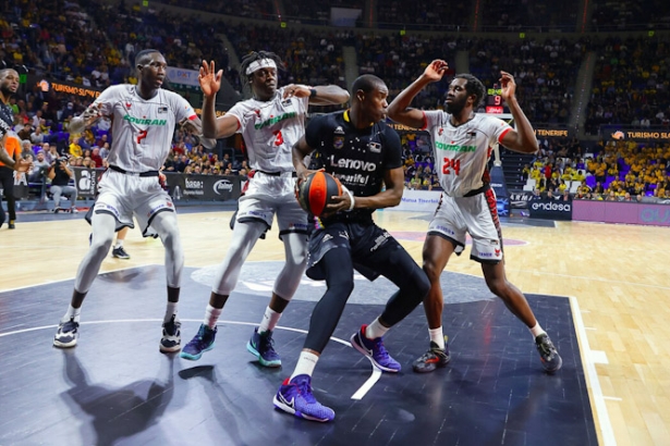 Tres jugadores del Covirán defienden a Moissa Diagne (ACB PHOTOS / E. COBOS)