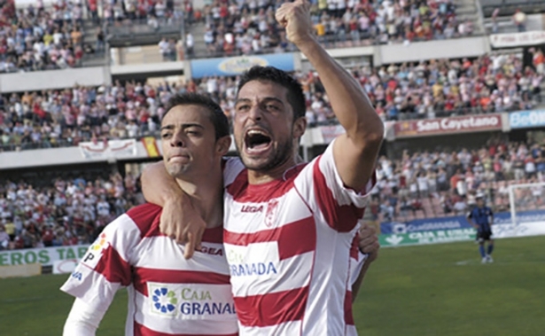 Dani Benítez y Tariq celebran un gol durante la temporada 2010/11 en `Los Cármenes` (PACO AYALA / AS)