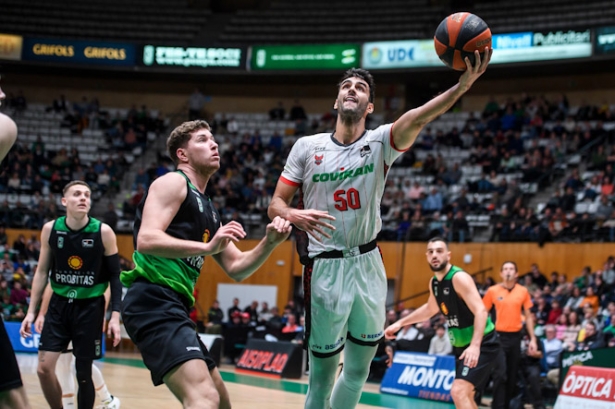Jacobo Díaz lanza (FUNDACIÓN CB GRANADA) 