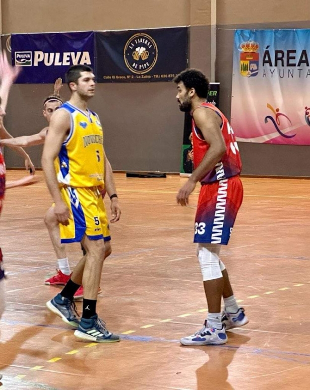 Devin Wright muy vigilado en defensa (CB LA ZUBIA) Devin Wright muy vigilado en defensa (CB LA ZUBIA)