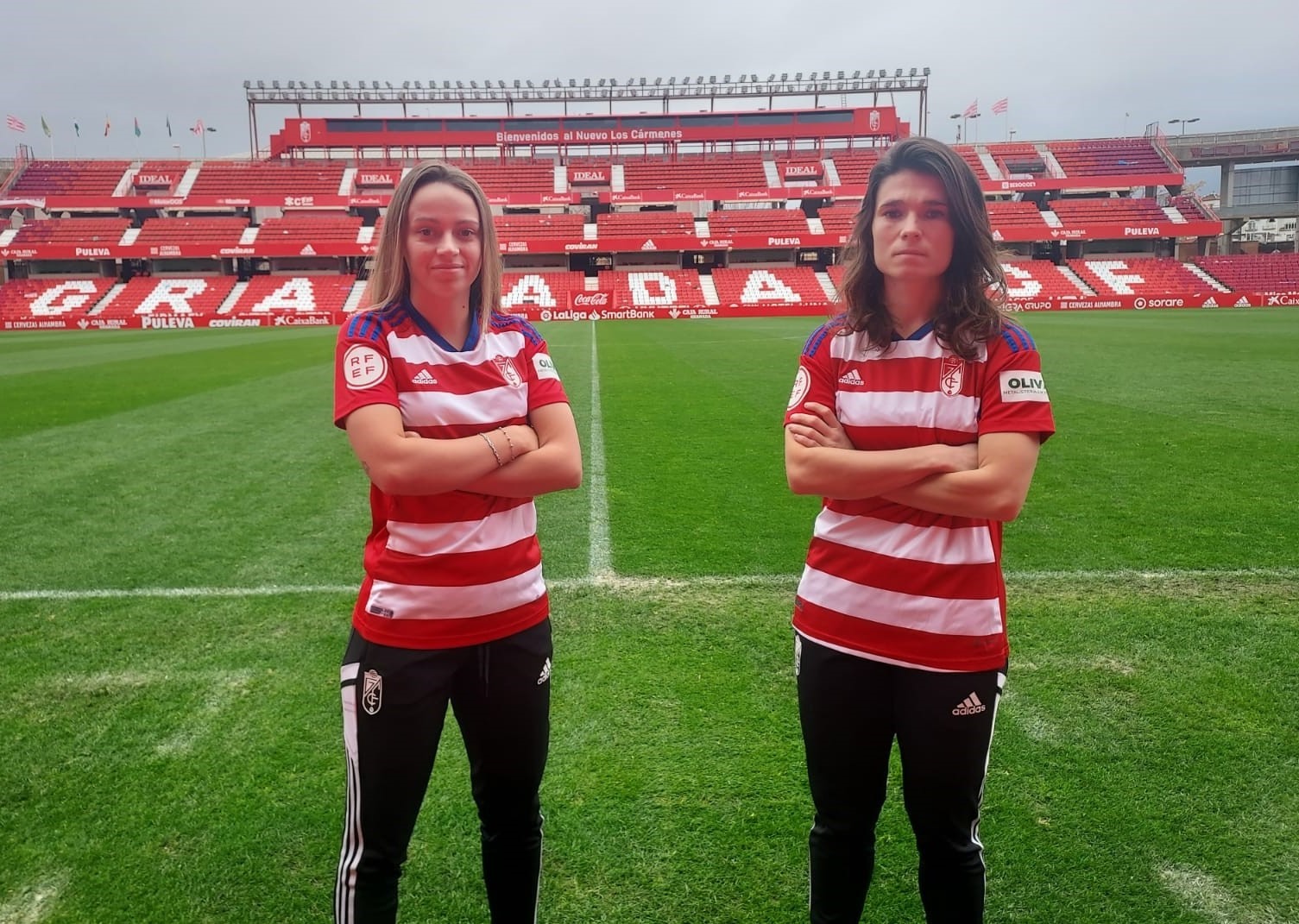 Naima García y Gaste posan para Granada En Juego en el `Nuevo Los Cármenes` (FRAN CALVO)