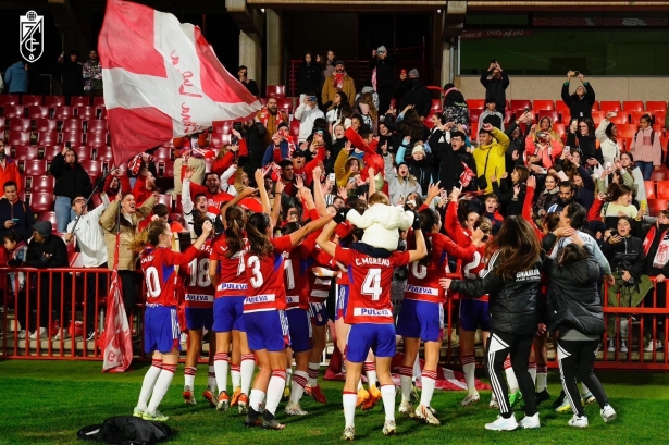 El Granada Femenino llegará al `Nuevo Los Cármenes` en autobús antes del partido frente al Alavés (PEPE VILLOSLADA / GCF) El Granada Femenino llegará al `Nuevo Los Cármenes` en autobús antes del partido frente al Alavés (PEPE VILLOSLADA / GCF)