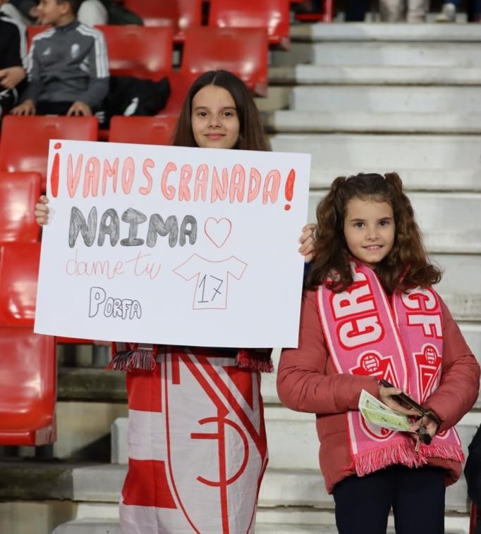 Dos jóvenes aficionadas muestran un cartel en el que piden la camiseta a Naima García (JOSÉ ANDRÉS FERNÁNDEZ)