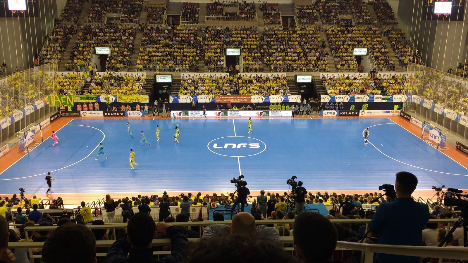 Panorámica del Palacio de los Deportes en un partido de fútbol sala
