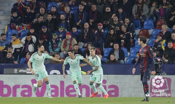 Carlos Neva celebra su primer gol con el Granada (LALIGA)