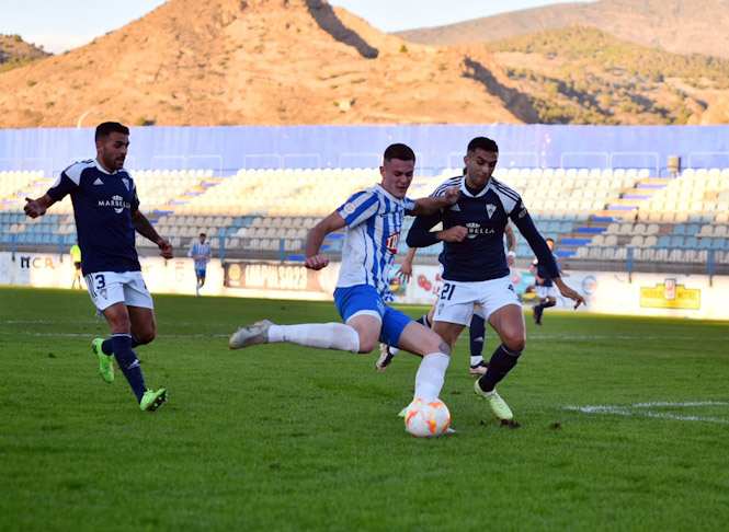 El local Iker Burgos se las ve con el central visitante Raúl Pérez (SEMANARIO MUCHO DEPORTE)