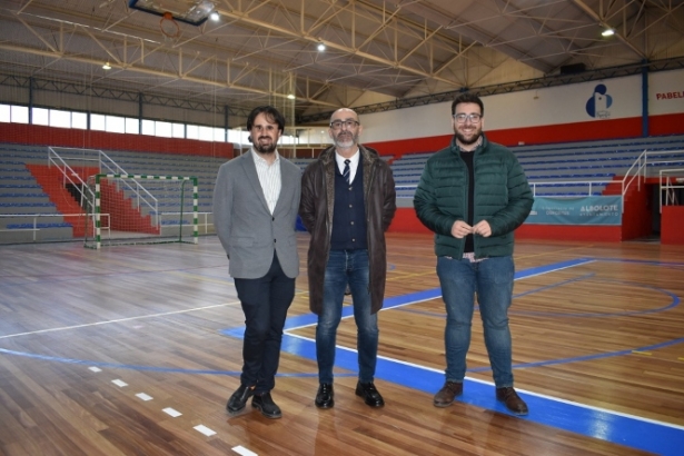 Borja Ortega junto a Salustiano Ureña y Juan José Martínez en el pabellón municipal de Deportes de Albolote (AYUNTAMIENTO DE ALBOLOTE) Borja Ortega junto a Salustiano Ureña y Juan José Martínez en el pabellón municipal de Deportes de Albolote (AYUNTAMIENTO DE ALBOLOTE)