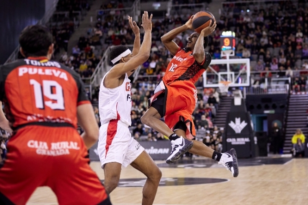 Alex Renfroe tira en posición acrobática (FERMÍN RODRÍGUEZ /FUNDACION-CBG) 