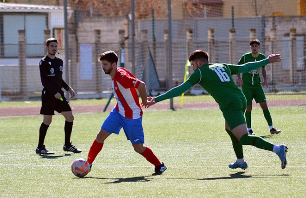 Dani Torres intenta agarrar a un jugador almeriense (J. PALMA) 