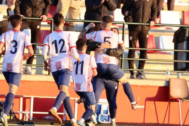 Velázquez y los jugador del Arenas celebran con el banquillo el gol ante el Torreperogil (JOSÉ ANDRÉS FERNÁNDEZ / ARENAS DE ARMILLA) Velázquez y los jugador del Arenas celebran con el banquillo el gol ante el Torreperogil (JOSÉ ANDRÉS FERNÁNDEZ / ARENAS DE ARMILLA)