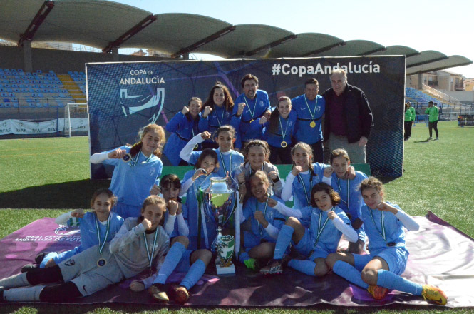 La selección sevillana con el trofeo (RFAF) 
