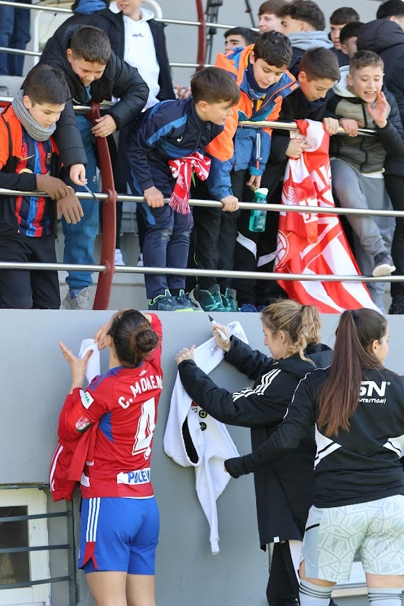 Cristina Moreno, Lauri y Andrea Romero firman autógrafos al término del partido (JOSÉ ANDRÉS FERNÁNDEZ)