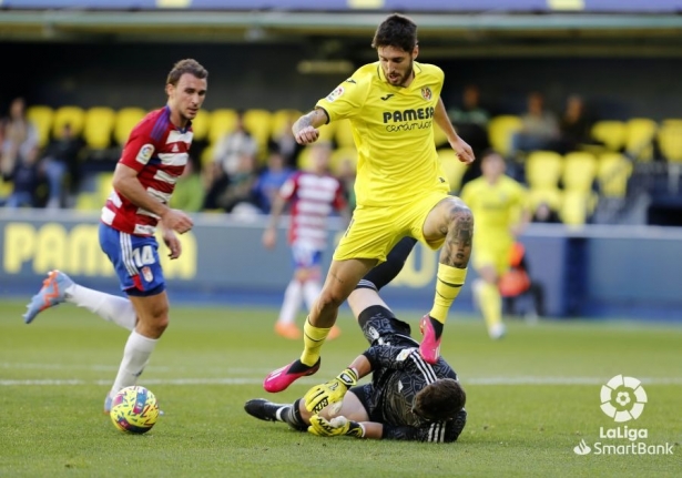 Raúl Fernández, uno de los hombres más destacados del partido, salva un mano a mano ante Fer Niño (LALIGA)