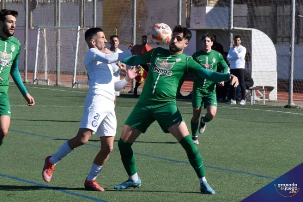 Dani Torres intenta bajar el balón (JOSÉ M. BALDOMERO) Dani Torres intenta bajar el balón (JOSÉ M. BALDOMERO)