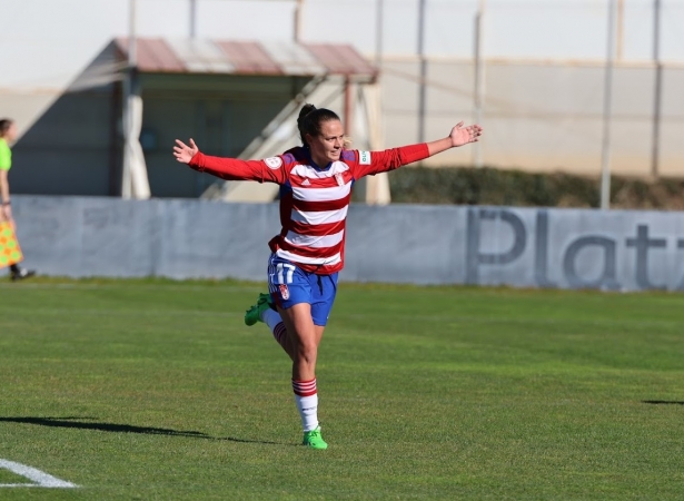 Naima García celebra un gol con el Granada (JOSÉ ANDRÉS FERNÁNDEZ)
