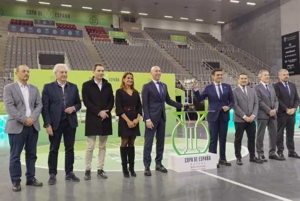 Luis Rubiales y Paco Cuenca custodian la Copa de España junto a demás personalidades y autoridades (FRAN CALVO) Luis Rubiales y Paco Cuenca custodian la Copa de España junto a demás personalidades y autoridades (FRAN CALVO)