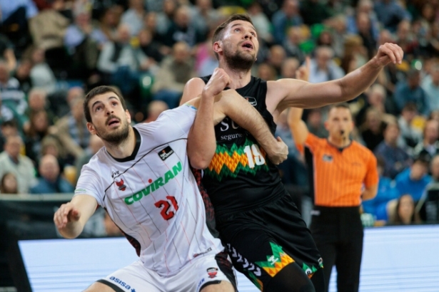 David Iriarte se faja en la zona (ACB PHOTO / A. ARRIZABALAGA) 