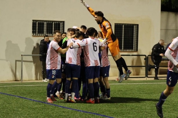 Los jugadores del Arenas celebran a lo grande el gol de Dani Benítez ante el Almería B (JOSÉ ANDRÉS FERNÁNDEZ / ARENAS DE ARMILLA) Los jugadores del Arenas celebran a lo grande el gol de Dani Benítez ante el Almería B (JOSÉ ANDRÉS FERNÁNDEZ / ARENAS DE ARMILLA)