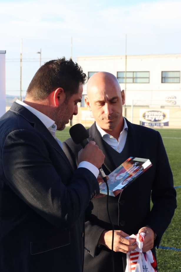 Fermín Criado entrega a Luis Rubiales un obsequio conmemorativo (JOSÉ ANDRÉS FERNÁNDEZ / ARENAS DE ARMILLA)