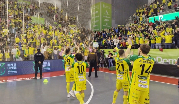 Los jugadores del Jaén celebran el pase a la final de la Copa de España junto a sus aficionados en el Palacio (FRAN CALVO)