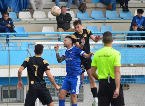 El CF Motril se mostró expeditivo en defensa (J. PALMA)