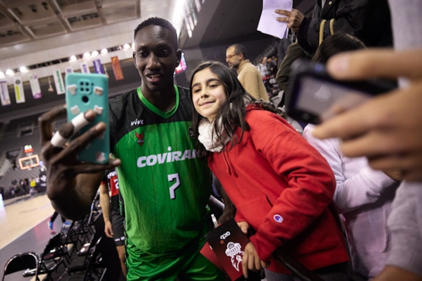 Petit Niang con una joven aficionada  (FERMÍN RODRÍGUEZ/ FUNDACIÓN CB GRANADA)