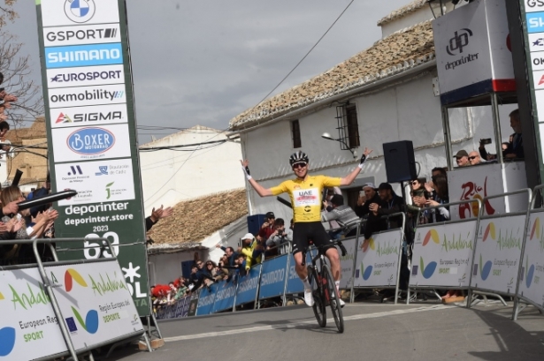 Tadej Pogacar entra victorioso en meta (VUELTA A ANDALUCÍA) Tadej Pogacar entra victorioso en meta (VUELTA A ANDALUCÍA)