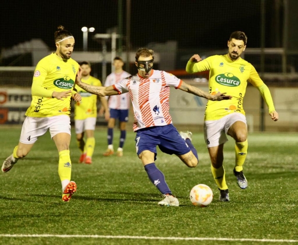 Dani Benítez, con máscara, en un lance del derbi disputado en el Municipal de Armilla (JOSÉ ANDRÉS FERNÁNDEZ / ARENAS DE ARMILLA) Dani Benítez, con máscara, en un lance del derbi disputado en el Municipal de Armilla (JOSÉ ANDRÉS FERNÁNDEZ / ARENAS DE ARMILLA)