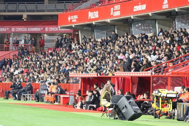 Aspecto de la grada de `Los Cármenes` en el Granada - Alavés de la pasada eliminatoria (JOSÉ ANDRÉS FERNÁNDEZ) Aspecto de la grada de `Los Cármenes` en el Granada - Alavés de la pasada eliminatoria (JOSÉ ANDRÉS FERNÁNDEZ)