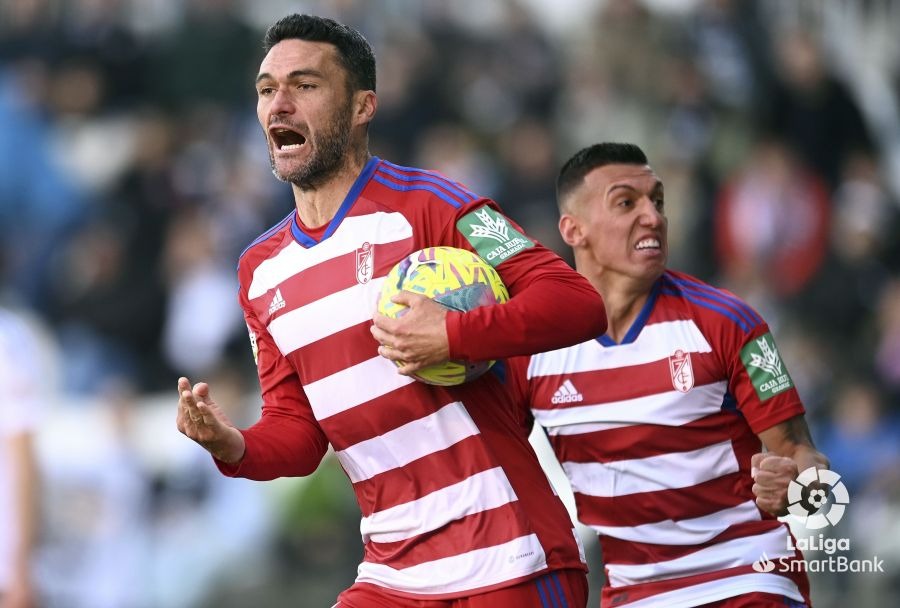 Jorge Molina, con Uzuni detrás, celebra el gol del empate (LALIGA)