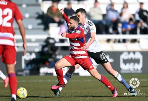 Lance del partido entre Burgos y Granada en `El Plantío` (LALIGA)