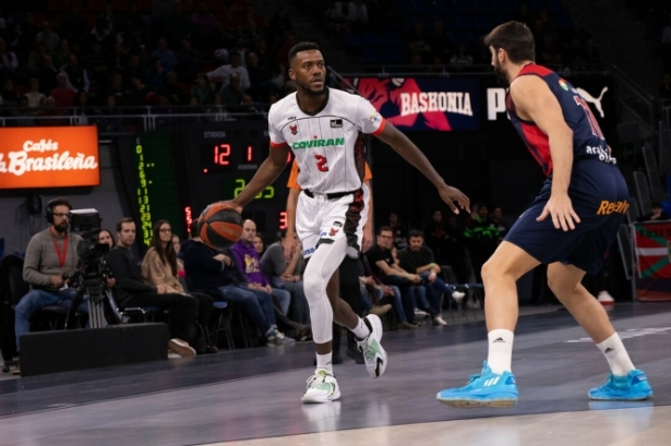 Mike Moore juega en ataque (ACB PHOTO / E. OTXOA) Mike Moore juega en ataque (ACB PHOTO / E. OTXOA)