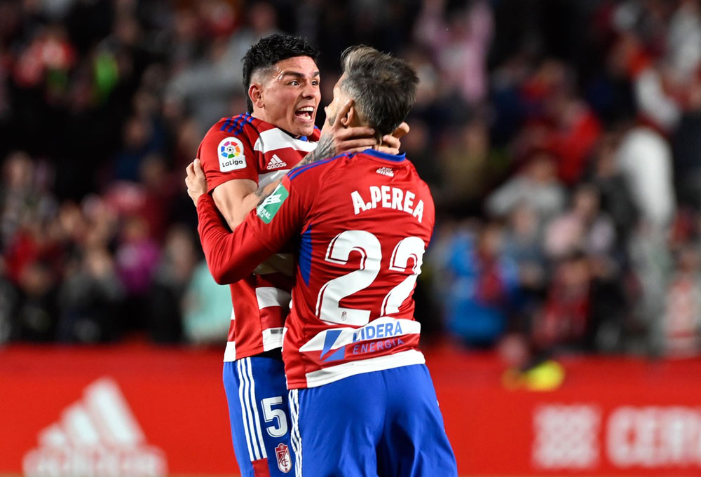 Perea celebra el tanto de falta directa con Jonatan Silva (JOSÉ M. BALDOMERO)