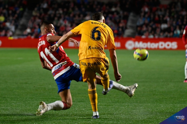 Uzuni, autor del primer tanto, en una acción del encuentro ante la SD Ponferradina (JOSÉ M. BALDOMERO)