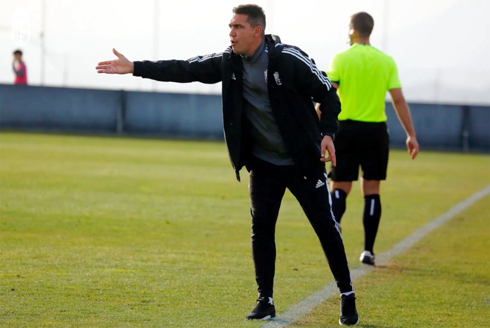 Juan Antonio Milla, técnico del Recreativo Granada, durante un partido (GRANADA CF)