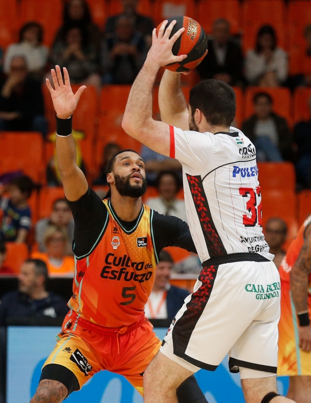 Luke Maye juega en ataque (MIGUEL ÁNGEL POLO) 