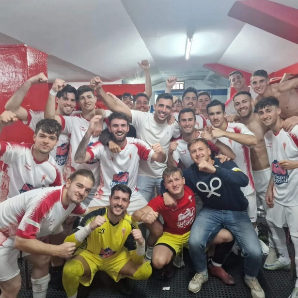 El Guadix CF celebró la victoria en el vestuario (GUADIX CF) El Guadix CF celebró la victoria en el vestuario (GUADIX CF)