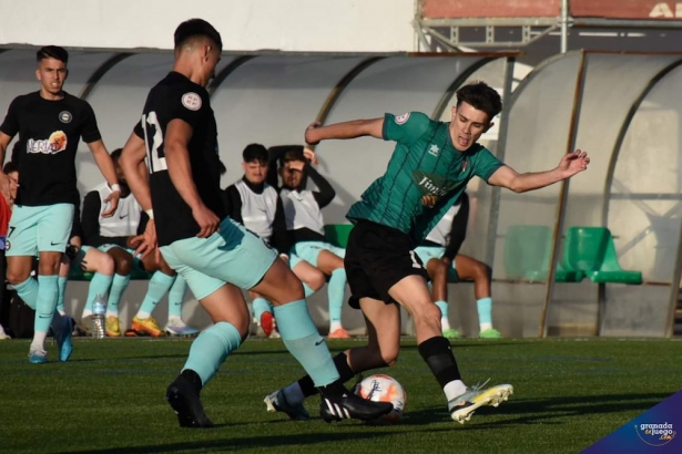El CD Huétor Vega no pudo derrotar al Málaga City (JOSÉ M. BALDOMERO)