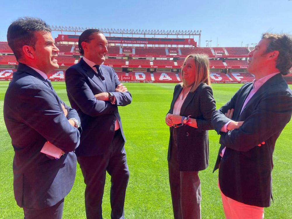 Reunión de Marifrán Carazo con representantes del Granada CF en el Nuevo Los Cármenes (PP)