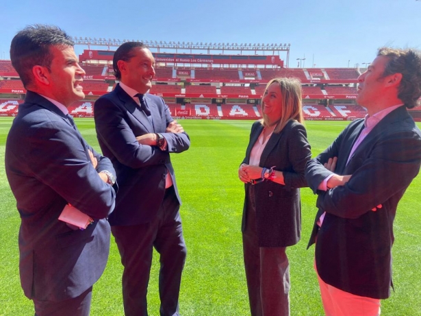 Reunión de Marifrán Carazo con representantes del Granada CF en el Nuevo Los Cármenes (PP) Reunión de Marifrán Carazo con representantes del Granada CF en el Nuevo Los Cármenes (PP)
