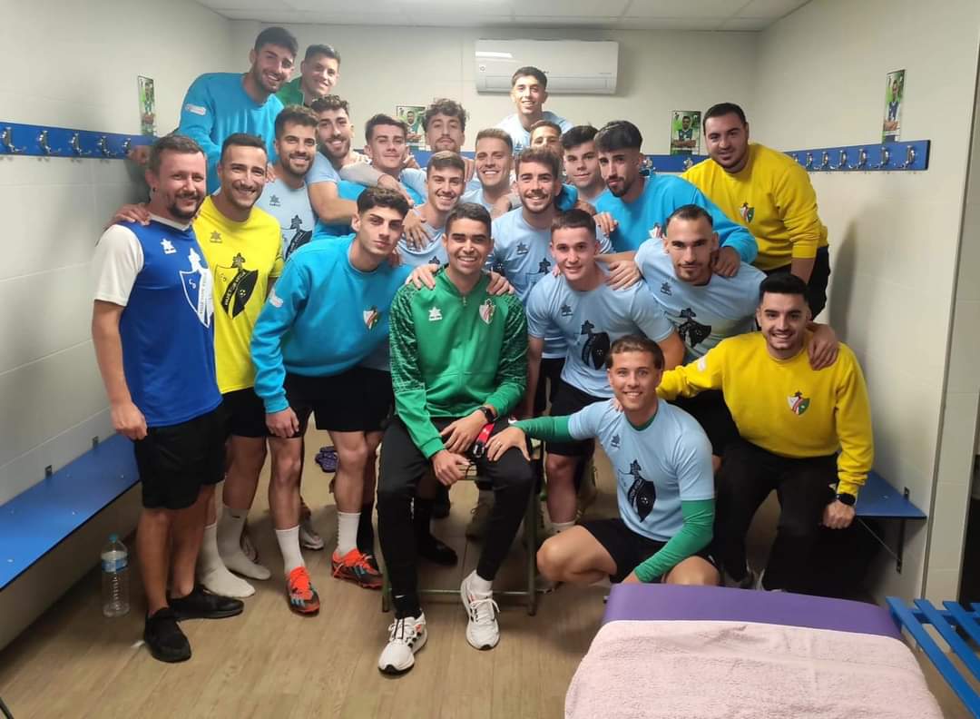 Pablo Chaves ha visitado esta tarde a sus compañeros en el vestuario (CD HUÉTOR VEGA)