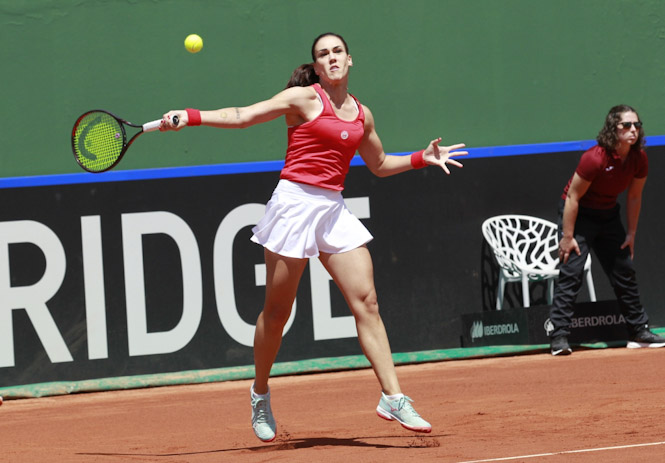 Nuria Párrizas golpea la bola (RFET)