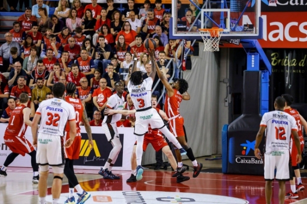 Thomas Bropleh lanza a canasta (ACB PHITOS / J. ALBERCH) Thomas Bropleh lanza a canasta (ACB PHITOS / J. ALBERCH)
