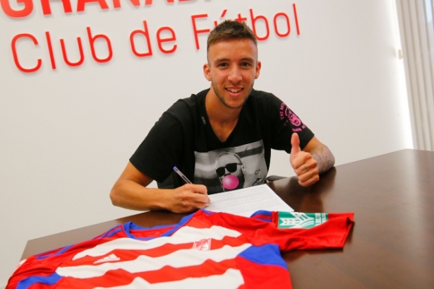 Mario González firma su renovación (GRANADA CF) Mario González firma su renovación (GRANADA CF)