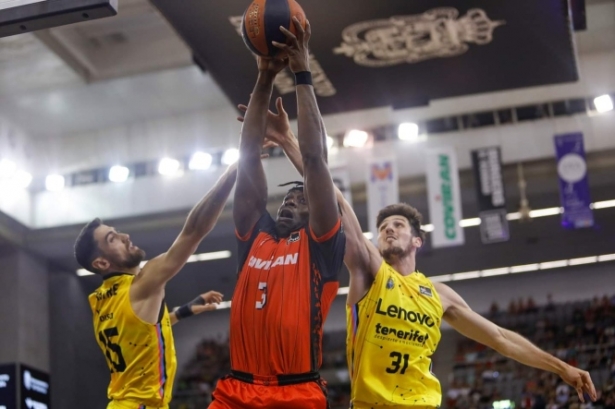 Thomas Bropleh intenta anotar ante dos jugadores de Tenerife (ÁLEX CÁMARA) 