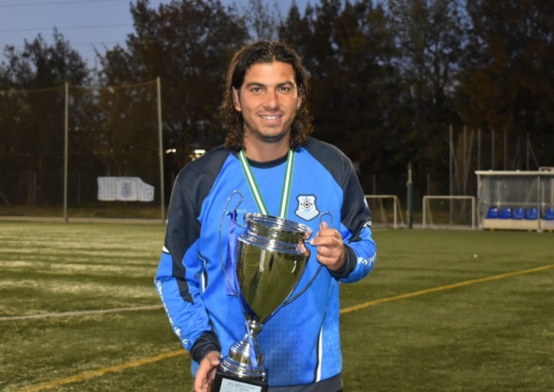 Fran Maldonado, entrenador del Puerto de Motril CF, con la Copa Provincial Fran Maldonado, entrenador del Puerto de Motril CF, con la Copa Provincial