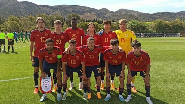Samu, con el 25, fue titular con la sub 19 (GRANADA CF) Samu, con el 25, fue titular con la sub 19 (GRANADA CF)